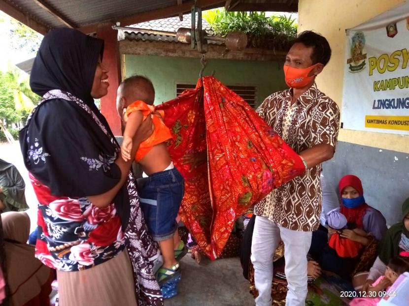 Masyarakat diajak mengikuti kegiatan posyandu secara rutin yang diadakan di Posyandu Kamboja Lingkungan Gonjak, Kecamatan Praya, Kabupaten Lombok Tengah.