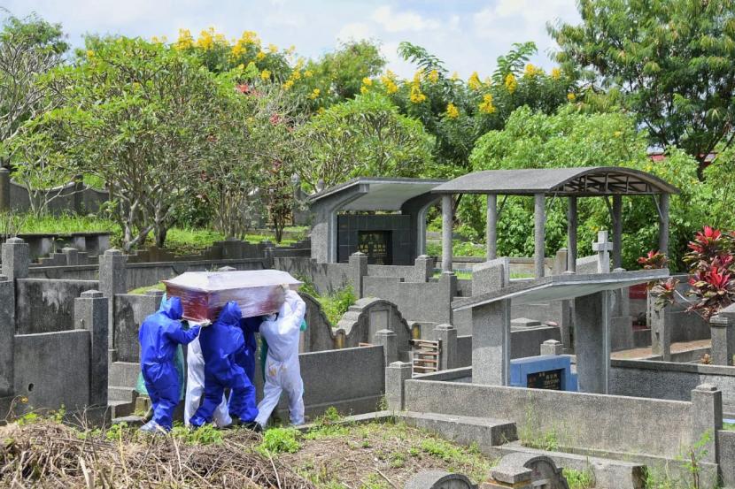 Masyarakat diminta untuk tidak menolak jenazah pasien Covid-19 yang akan dimakamkan di Tempat Pemakaman Umum (TPU). Jenazah tersebut dipastikan tidak akan menularkan virus kepada yang masih hidup. 