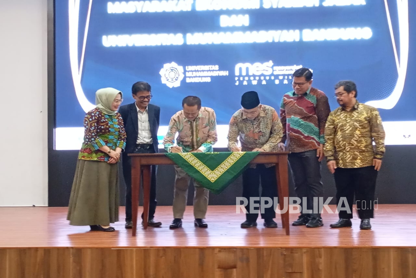  Masyarakat Ekonomi Syariah bekerja sama dengan Universitas Muhammadiyah Bandung menggelar Outlook ekonomi syariah tahun 2025, Jumat (22/11/2024). 