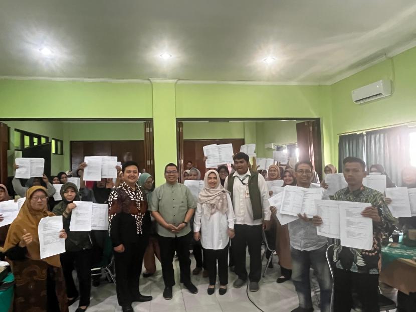 Masyarakat Ekonomi Syariah (MES) Daerah Pekalongan bekerja sama dengan Pascasarjana UIN KH Abdurrahman Wahid Pekalongan menyelenggarakan pelatihan yang bertujuan untuk meningkatkan kemampuan pelaku Usaha Mikro, Kecil, dan Menengah (UMKM) dalam menyusun laporan keuangan yang akurat dan valid di Gedung Auditorium Lantai 3 Pascasarjana UIN KH Abdurrahman Wahid. 