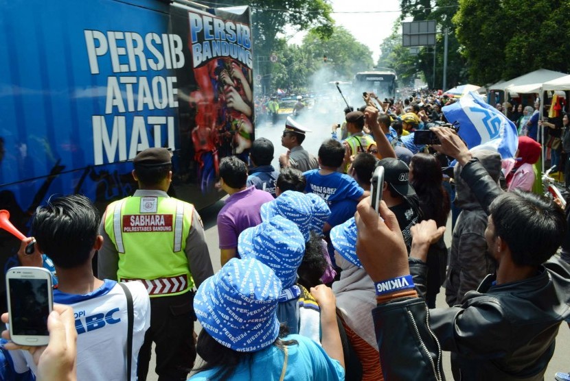  Masyarakat ikut melepas para bobotoh saat keberangkatan bobotoh di depan Gedung Sate, Jalan Diponegoro, Kota Bandung, Ahad (18/10).  (Republika/Edi Yusuf)