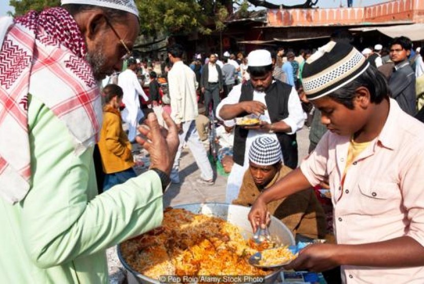 Masyarakat India menikmati bersama nasi biryani