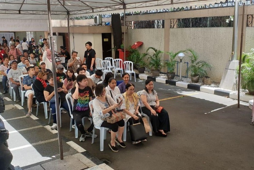 Masyarakat Indonesia di Manila, Filipina menggunakan hak pilihnya dalam Pemilu 2019 di KBRI Manila, Ahad (14/4). 