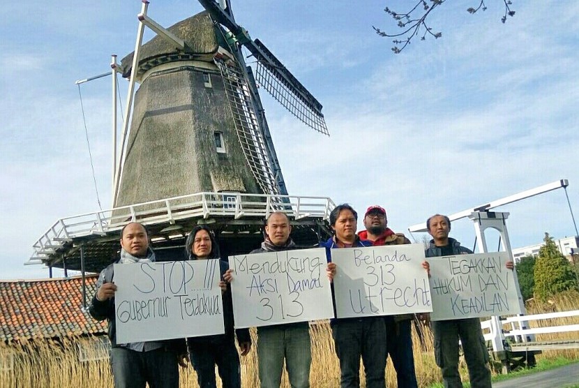 Masyarakat Indonesia Peduli Tanah Air menggelar sesi foto bersama di Den Haag, Rotterdam dan Utrecht sebagai bentuk dukungan aksi damai 313 di Jakarta.