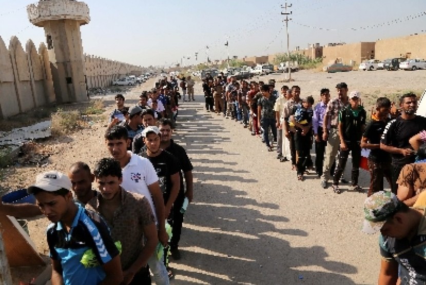 Masyarakat Irak berbaris untuk mendaftar menjadi relawan militer menyusul krisis yang terjadi di negaranya 