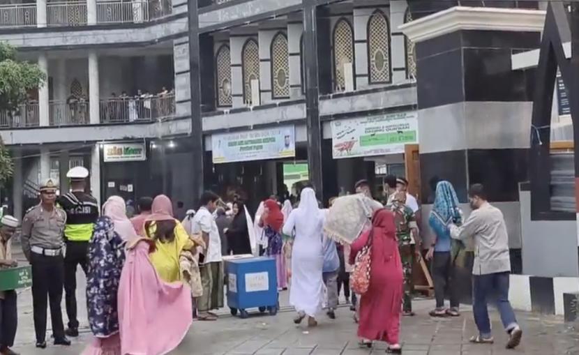 Masyarakat Jayapura melaksanakan sholat Idul Adha di Masjid Raya Baiturrahim Jayapura, Ahad (10/7/2022).