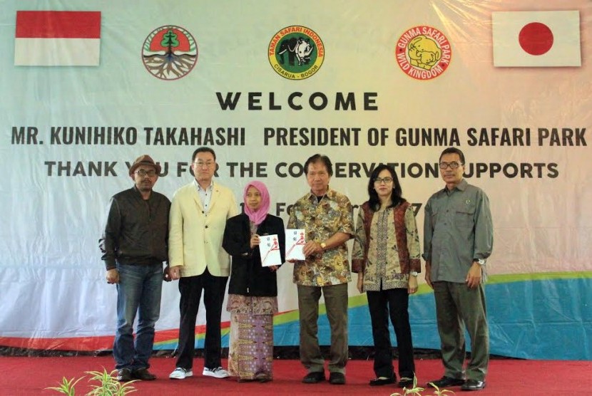 Masyarakat Jepang menyumbangkan dana konservasi senilai 1 juta Yen melalui Taman Safari Indonesia.