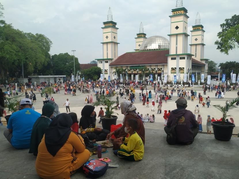 Masyarakat Kabupaten Garut tumpah ruah pada momen peresmian wajah baru Alun-alun Garut yang berhadapan langsung dengan Masjid Agung Garut..