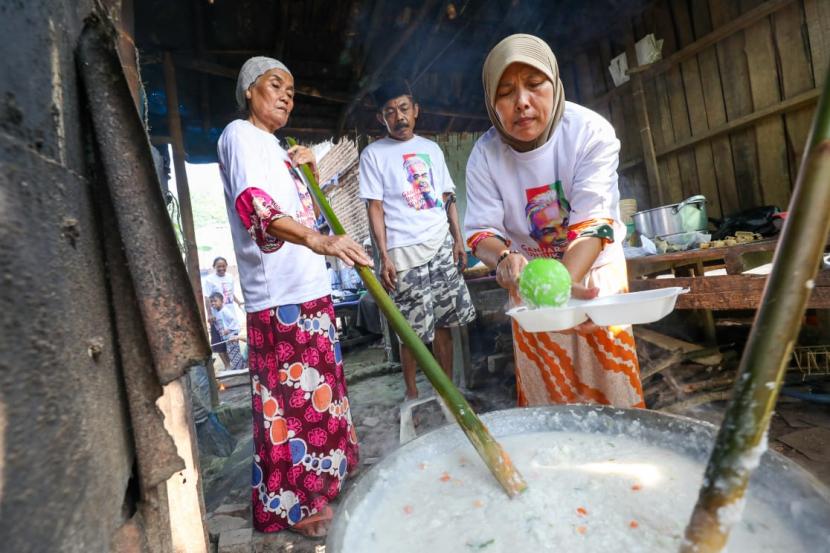 Masyarakat Kabupaten Pandeglang, Banten memiliki tradisi unik setiap Bulan Muharam yakni ngabubur suro pada 10 Muharam 1445 Hijriah. 