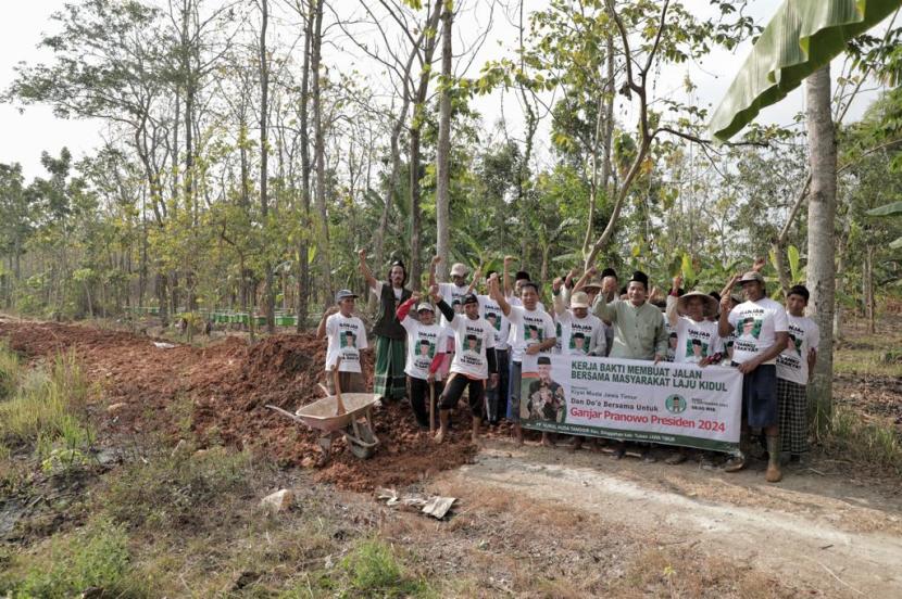 Masyarakat Kabupaten Tuban, khususnya di Desa Tanggir dan Desa Laju Kidul, Kec. Singgahan, bersyukur karena jalan penghubung dua desa itu diperbaiki oleh para relawan dari kelompok Kiai Muda Jawa Timur (KMJT). 