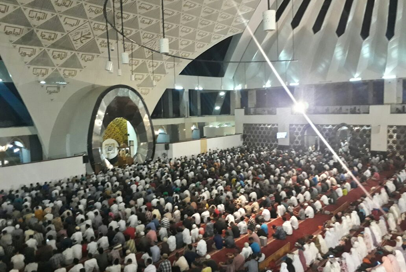 Masyarakat Kota Padang memenuhi Masjid Raya Sumatra Barat untuk melaksanakan shalat gerhana bulan, Rabu (31/1).