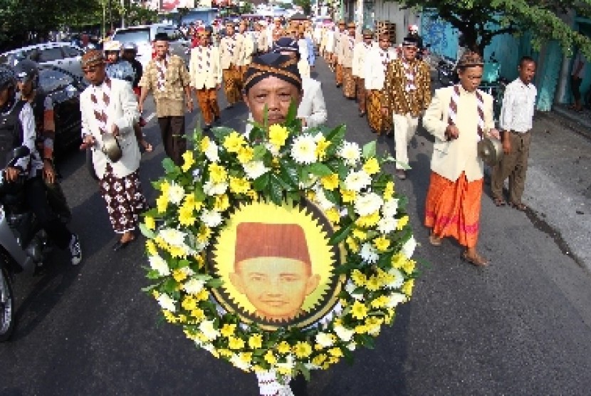 Masyarakat melaksanakan prosesi napak tilas pahlawan nasional, Samanhoedi di Kampung Laweyan, Solo, Kamis (17/5). 