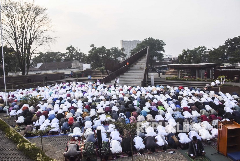 Masyarakat melaksanakan sholat Idul Adha di Taman Alun-Alun Cicendo, Kota Bandung, Ahad (11/8).