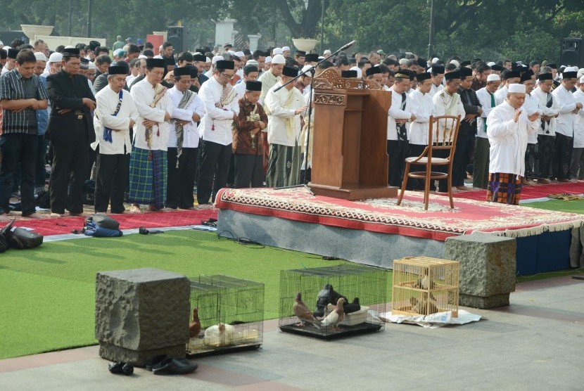  Masyarakat melakukan Shalat Istisqa di Alun-alun Kota Bandung, Ahad (23/10). Tidak hanya untuk Bandung, shalat minta hujan itu juga dikhususkan untuk daerah yang terkena musibah asap.