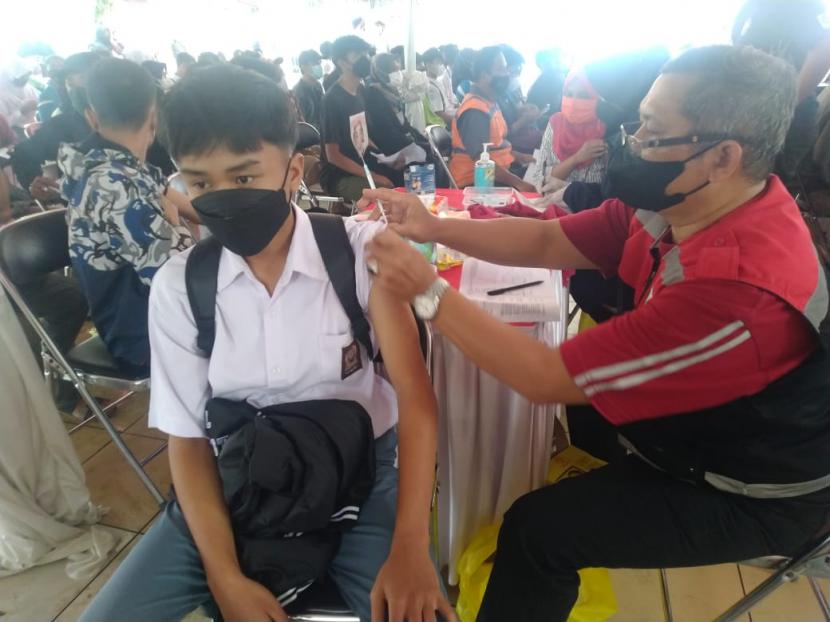 Masyarakat melakukan vaksinasi di Masjid Agung Kota Tasikmalaya, Senin (6/9).