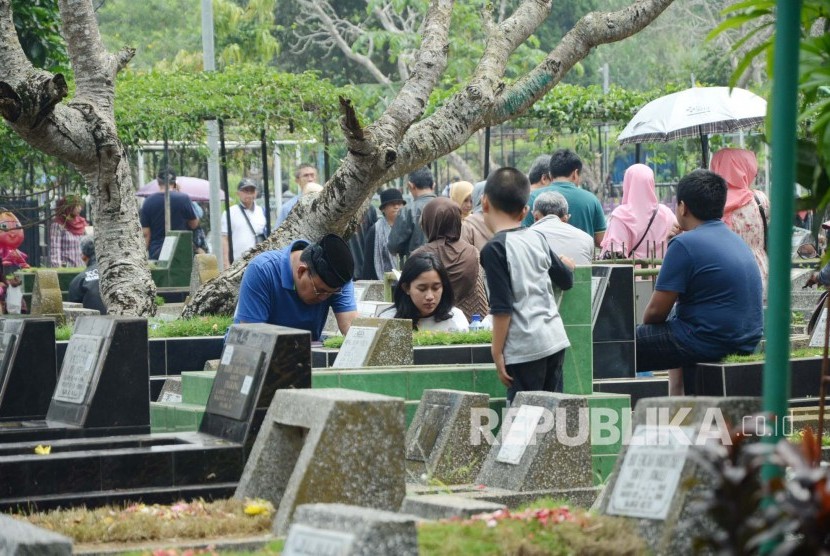 Masyarakat melakukan ziarah kubur atau nadran menjelang Ramadhan di TPU Cikutra, Kota Bandung, Ahad (5/6). (Republika/Edi Yusuf).