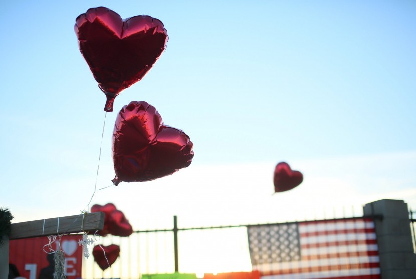 Masyarakat meletakkan tanda simpati terhadap korban penembakan San Bernardino di California, Sabtu (5/12).