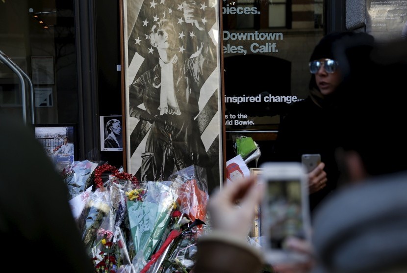 Masyarakat melewati memorial mengenal meninggalnya David Bowie di kawasan Manhattan, New York.