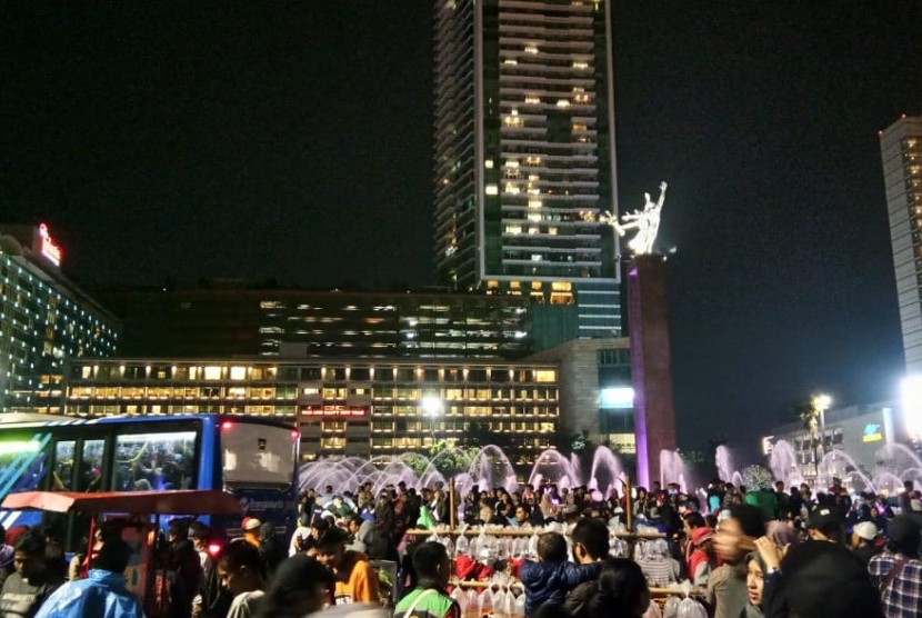 Masyarakat memadati Bundaran HI di Jakarta untuk menyambut malam pergantian tahun.