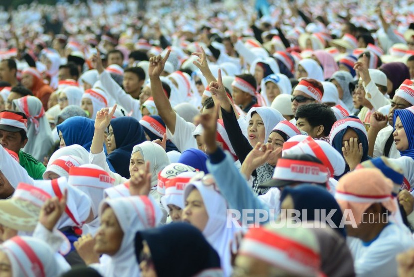 Masyarakat memadati lapangan Gasibu, Kota Bandung, pada acara Tabligh Akbar, Senin (12/12). 