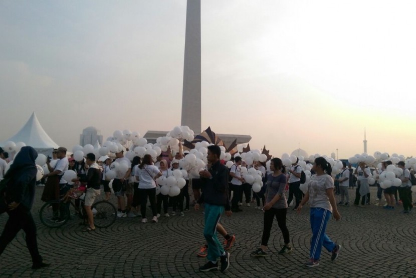 Masyarakat memadati parade Asian Games 2018 di Monas, Jakarta Pusat, Ahad (13/5) pagi WIB. 