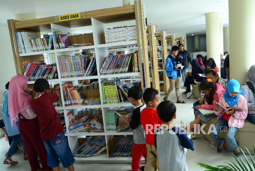 Masyarakat membaca buku di Perpustakaan Gasibu, di kawasan Lapangan Gasibu, Kota Bandung, Ahad (18/9). 