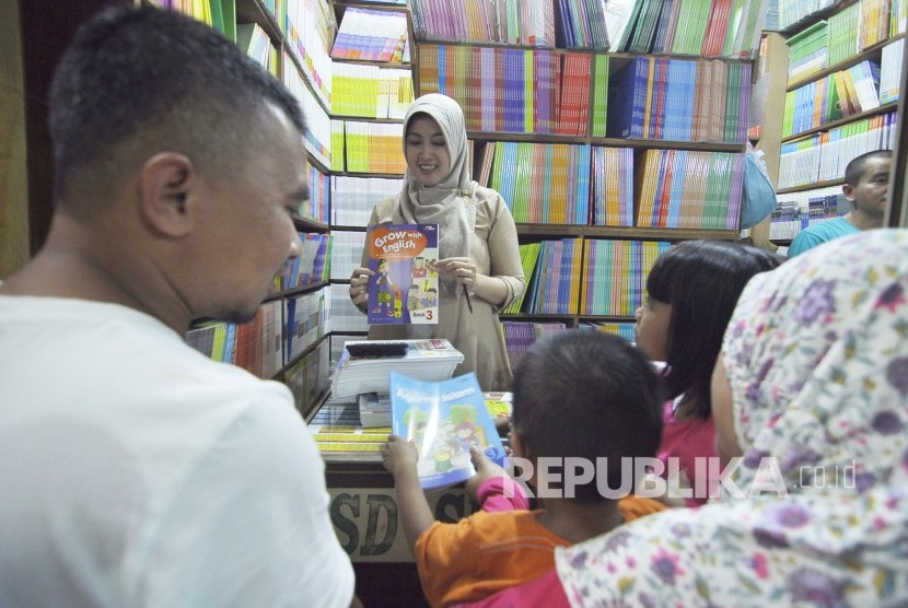 Masyarakat membeli buku pelajaran untuk tahun ajaran baru di pasar buku palasari, Kota Bandung, Ahad (24/7). (Mahmud Muhyidin)