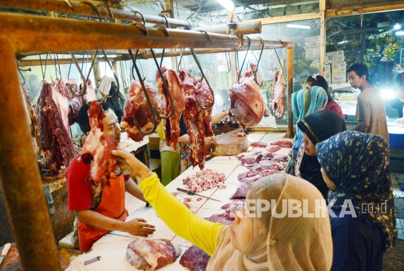 Masyarakat membeli daging sapi menjelang Ramadhan, di Pasar Kosambi, Kota Bandung, Ahad (5/6). (Republika/Edi Yusuf).