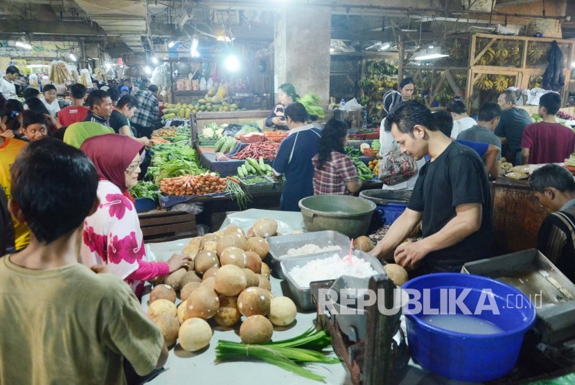 Masyarakat membeli kebutuhan menjelang Ramadhan, di Pasar Kosambi, Kota Bandung, Ahad (5/6). (Republika/Edi Yusuf).