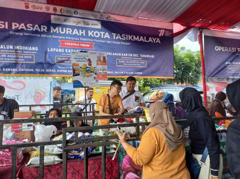 Masyarakat membeli kebutuhan pokok dalam Operasi Pasar Murah yang digelar di Lapangan Karangsambung, Kecamatan Cibeureum, Kota Tasikmalaya, Selasa (9/8/2022).