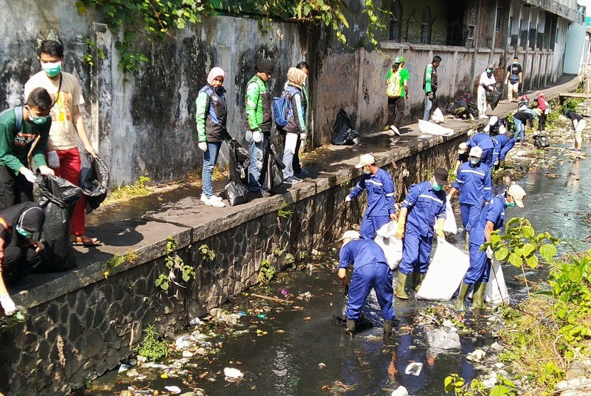 Masyarakat membersihkan sampah di saluran irigasi dalam aksi World  Clean Day Kota Tasikmalaya, Sabtu (21/9).