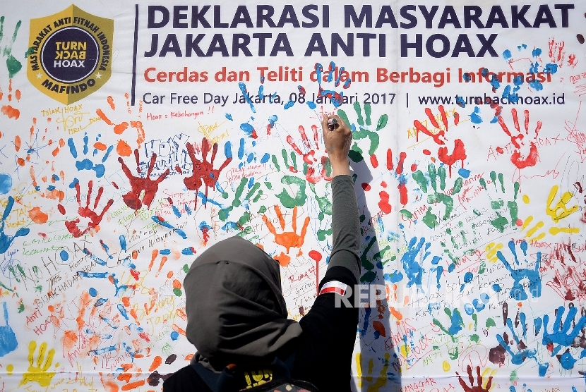  Masyarakat membubuhkan tanda tangan saat kegiatan sosialisasi sekaligus deklarasi masyarakat anti hoax di Jakarta,Ahad (8/1). 