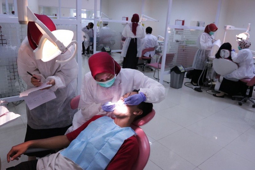  Masyarakat memeriksakan giginya di RSGM UMY, Yogyakarta, secara gratis dalam rangka Bulan Kesehatan Gigi Nasional (BKGN).