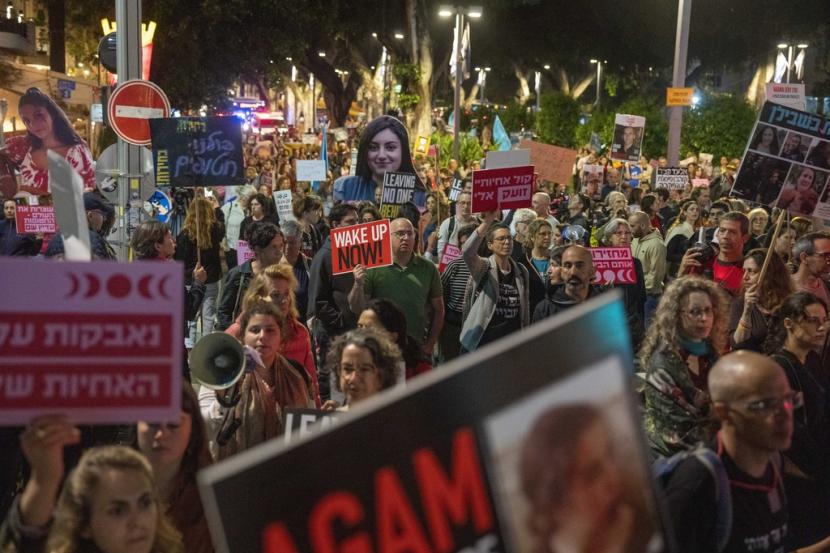 Masyarakat memprotes pemerintahan Perdana Menteri Israel Benjamin Netanyahu dan menyerukan pembebasan sandera yang ditahan di Jalur Gaza oleh kelompok militan Hamas di Tel Aviv, Israel, Kamis, 11 April 2024.