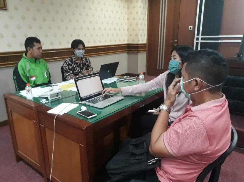 Masyarakat mendaftarkan diri mengikuti program Kartu Prakerja di Kantor Disnakertrans Jatim, Surabaya, Senin (13/4). (ilustrasi)