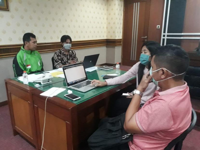 Masyarakat mendaftarkan diri mengikuti program Kartu Prakerja di Kantor Disnakertrans Jatim, Surabaya, Senin (13/4).