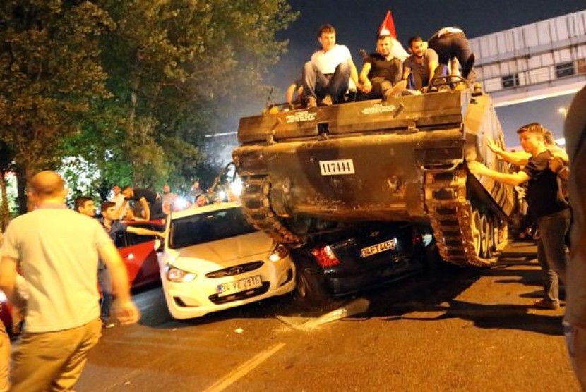  Pendukung Presiden Turki Tayyip Erdogan mengibarkan bendera nasional mereka berkumpul di Taksim Square di pusat kota Istanbul, Turki, (16/7).