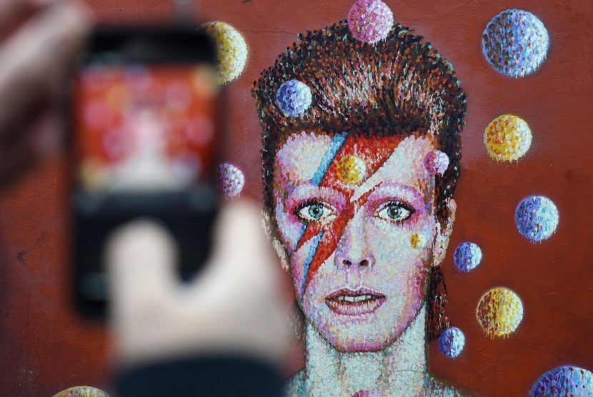 Masyarakat mengambil foto mural David Bowie di Brixton, London, tempat David lahir.