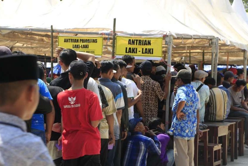 Masyarakat mengantre dengan tertib untuk mendapatkan daging hewan qurban di Pondok Pesantren Al Ishlah, Bondowoso, Jawa Timur, Selasa (21/8).