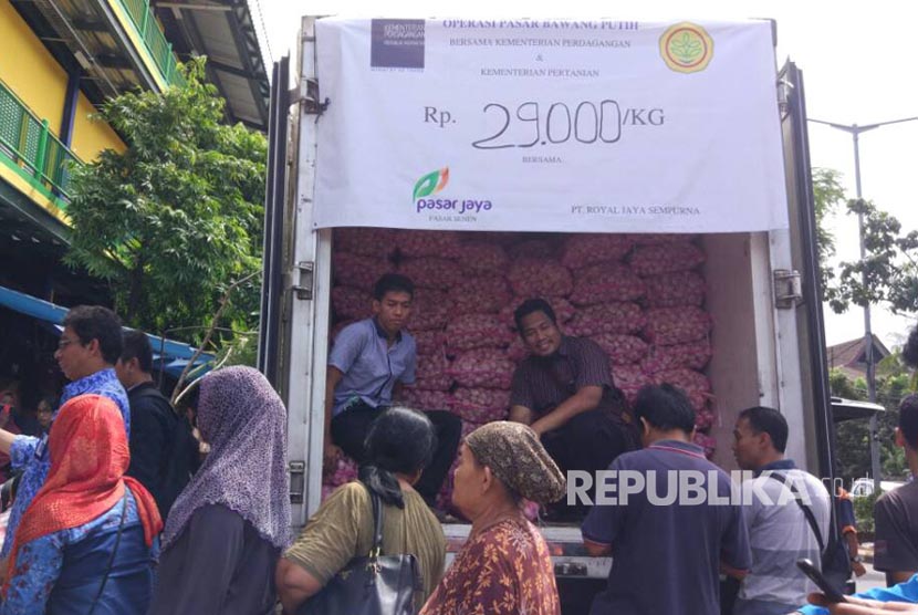 Masyarakat mengantre untuk mendapatkan bawang putih murah dalam operasi pasar yang digelar Kementerian Perdagangan di Pasar Senen, Jakarta Pusat, Kamis (1/6). 