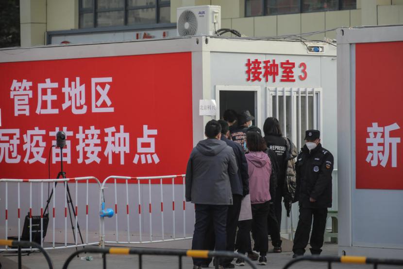  Masyarakat mengantre untuk mendapatkan suntikan booster vaksin Covid-19 di tempat vaksinasi sementara di Beijing, China, 3 November 2021. China kini menawarkan vaksin heterolog sebagai dosis booster.