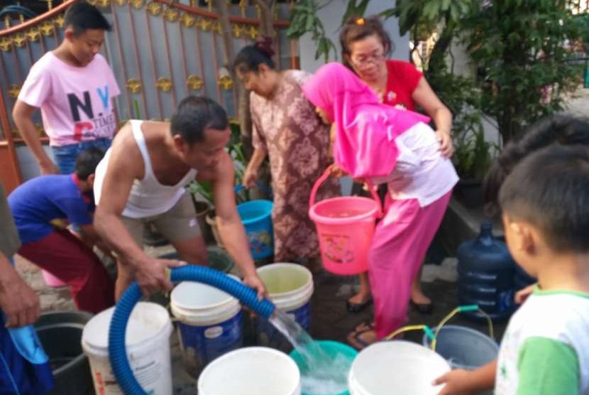 Masyarakat mengerubungi truk tangki air bersih (ilustrasi). Badan Penanggulangan Bencana Daerah (BPBD) Kabupaten Tangerang mencatat saat ini wilayah atau titik dan lokasi yang mengalami kekeringan