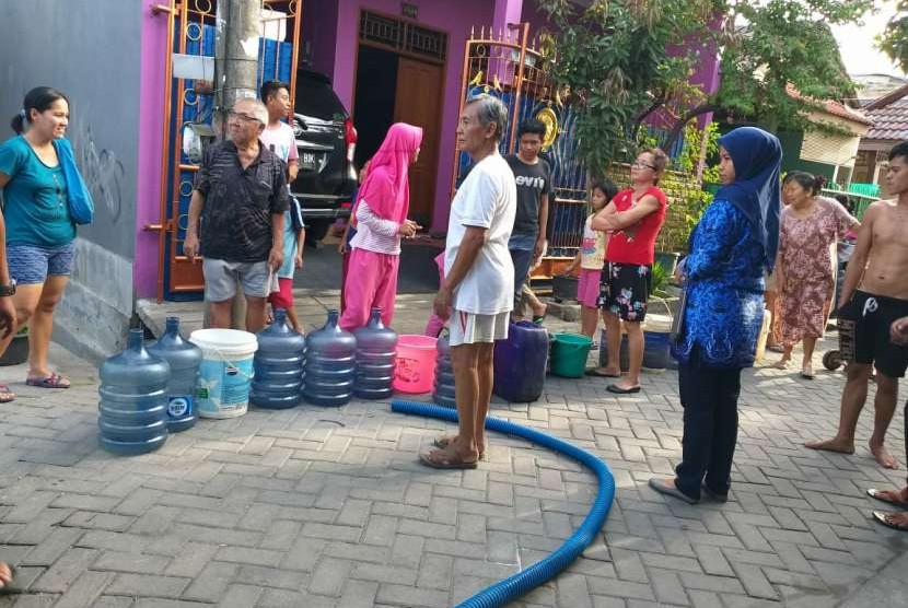 Masyarakat mengerubungi truk tangki air bersih, dua kecamatan di Kabupaten Tangerang mengalami kekeringan.