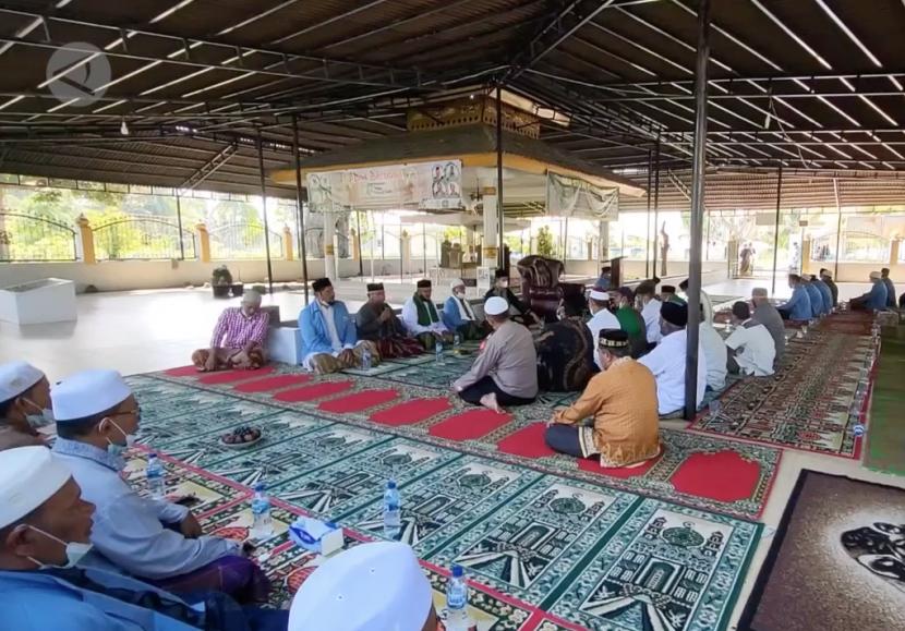 Masyarakat menggelar doa bersama untuk memperingati 17 tahun tsunami Aceh.