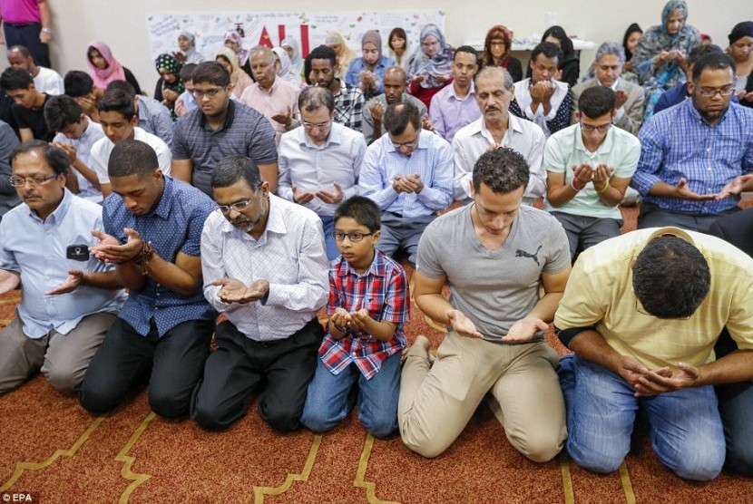 Masyarakat menggelar doa bersama untuk almarhum Muhammad Ali di Louisville Islamic Center, Louisville, Kentucky, Amerika Serikat pada Ahad (5/6).