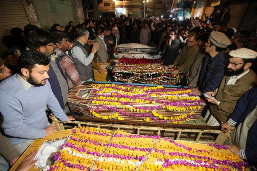  Masyarakat menghadiri pemakaman para korban yang tewas dalam ledakan bom bunuh diri di sebuah masjid Syiah di Peshawar, Pakistan, 4 Maret 2022. 