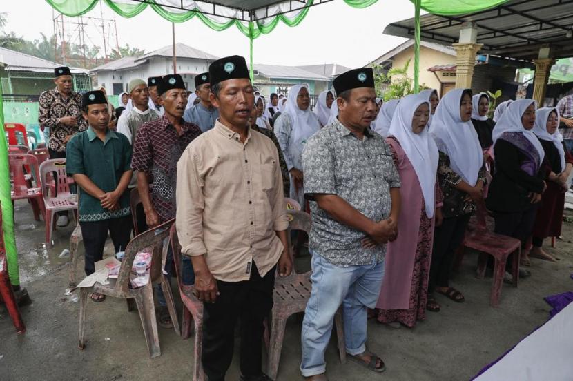 Masyarakat mengikuti gelaran zikir, selawat, dan bedah kitab Al-Hikam di Dusun IX, Desa Celawan, Kec. Pantai Cermin, Serdang, Sumatra Utara. 