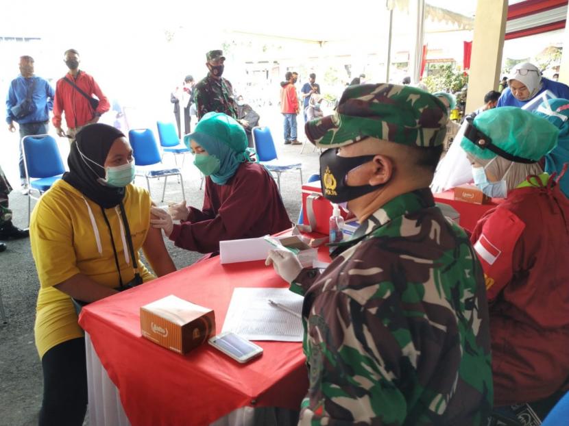 Masyarakat mengikuti vaksinasi yang dilakukan di Mako Polres Tasikmalaya Kota. 