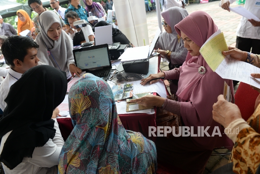 Masyarakat mengisi formulir pendaftaran Koperasi (ilustrasi)