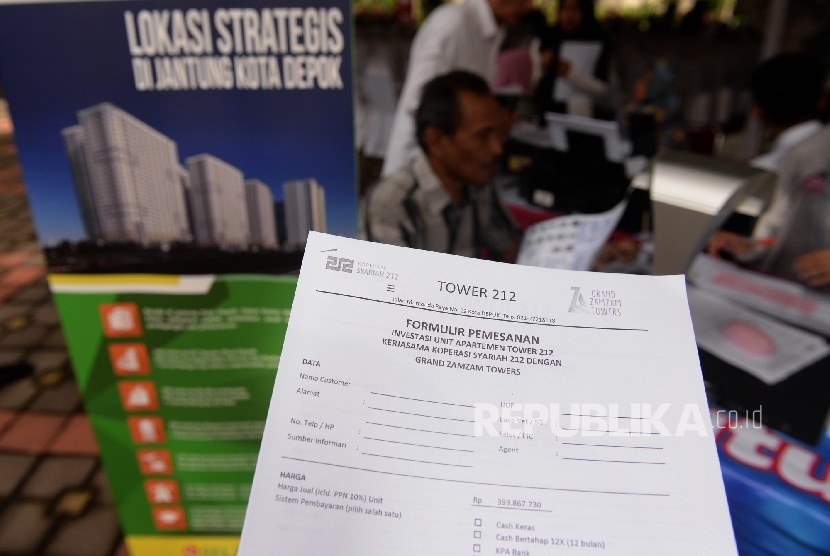 Masyarakat mengisi formulir pendaftaran Koperasi 212 saat acara Silaturahim, Sosialisasi Ekonomi Syariah, dan Penawaran Publik Tower 212 di Depok, Jawa Barat, Ahad (19/3). 